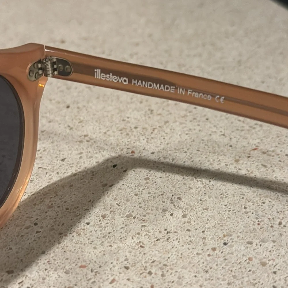 Illesteva Peach Round Sunglasses with Dark Lenses
